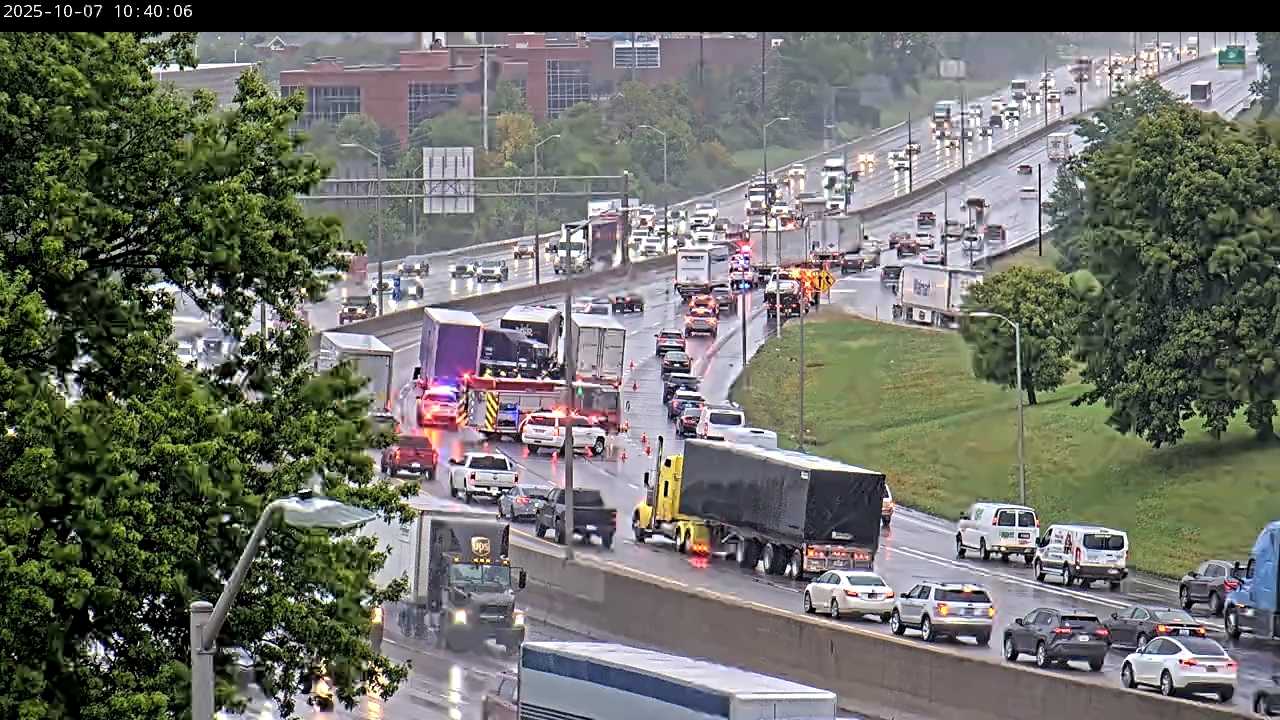 Traffic backed up on I-71/75 following crash in Florence