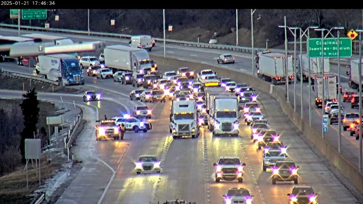 Disabled semi-trailer partially blocking traffic on I-71/75 near Covington