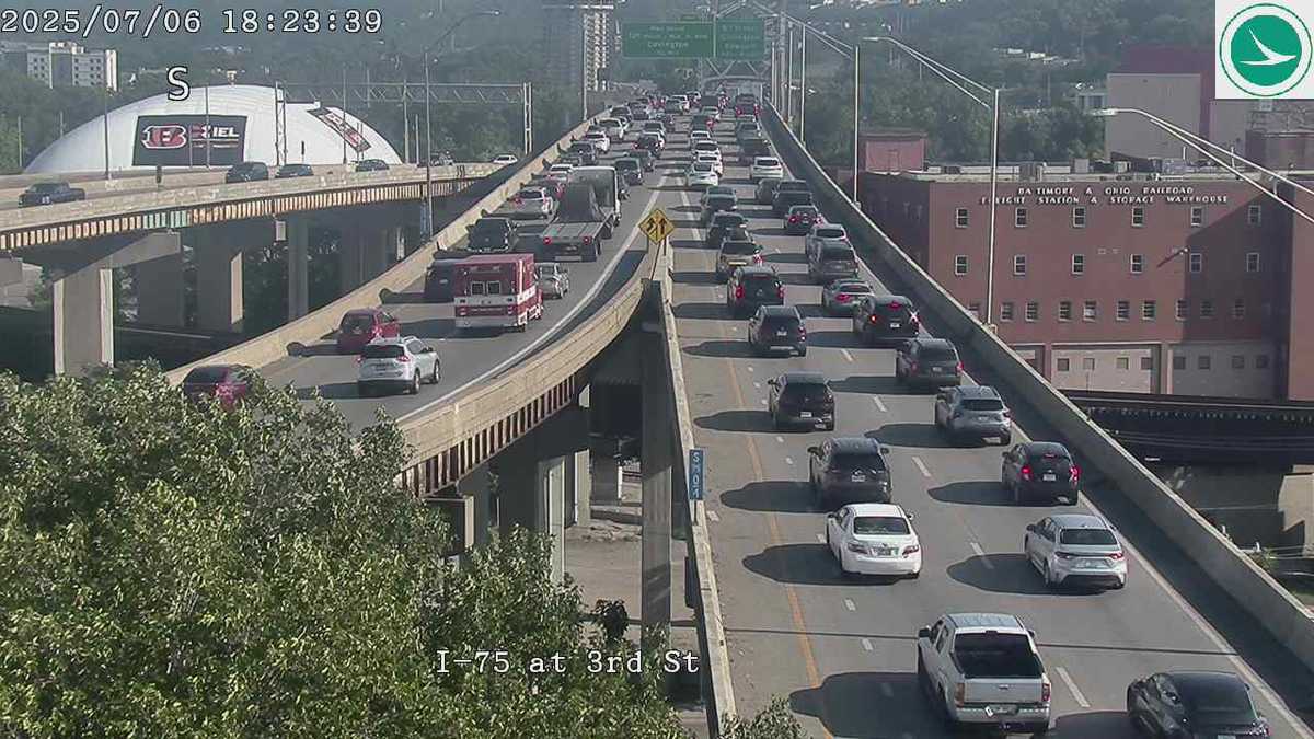 Lanes blocked on I-71/75 following crash near Brent Spence Bridge