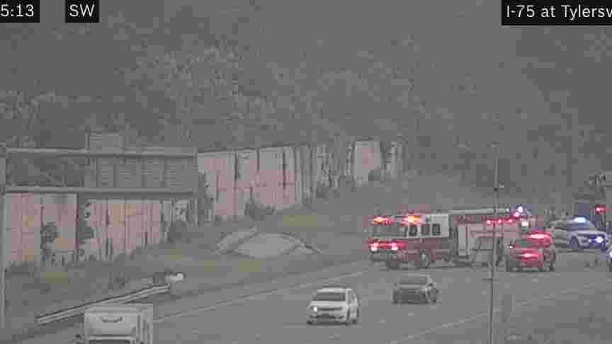 2 people hospitalized after crash on I-75 in West Chester