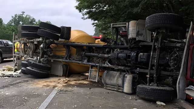 Cement truck, 18-wheeler involved in crash in Warren County