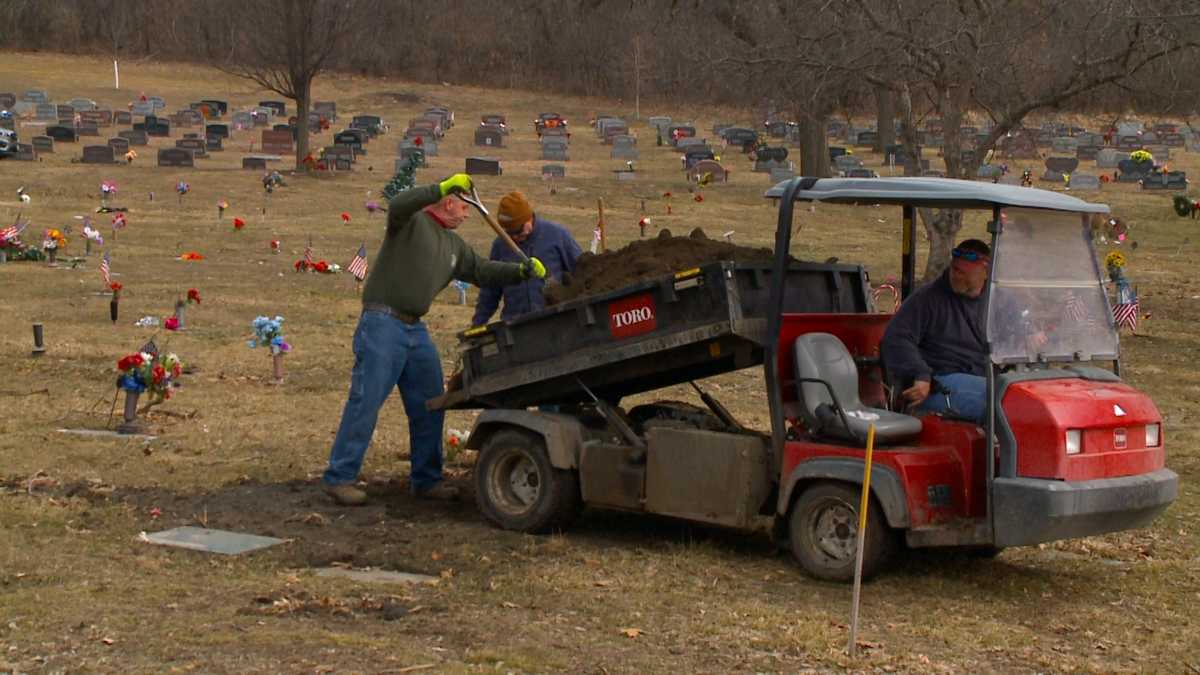 Des Moines city cemetery cleanup will see grave decor tossed