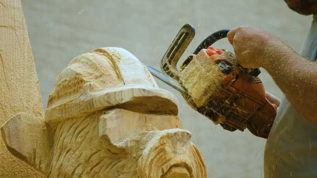 Chainsaw artist gives life to new bear sculpture for Rolling Fork - Vimarsana News
