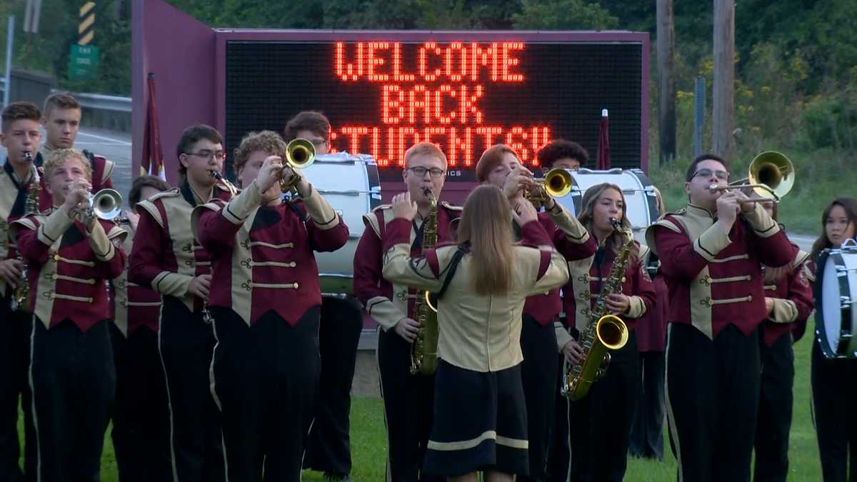 ChartiersHouston School District back students