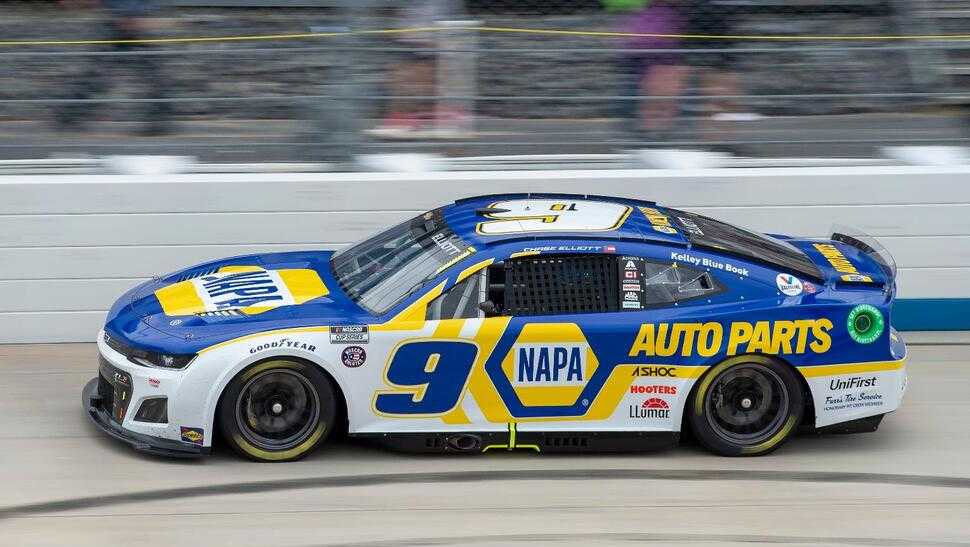 Chase Elliott wins at Dover to snap 26-race winless streak