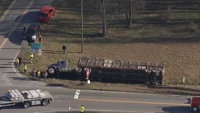 Chicken truck overturns in Anderson County highway traffic - Vimarsana News