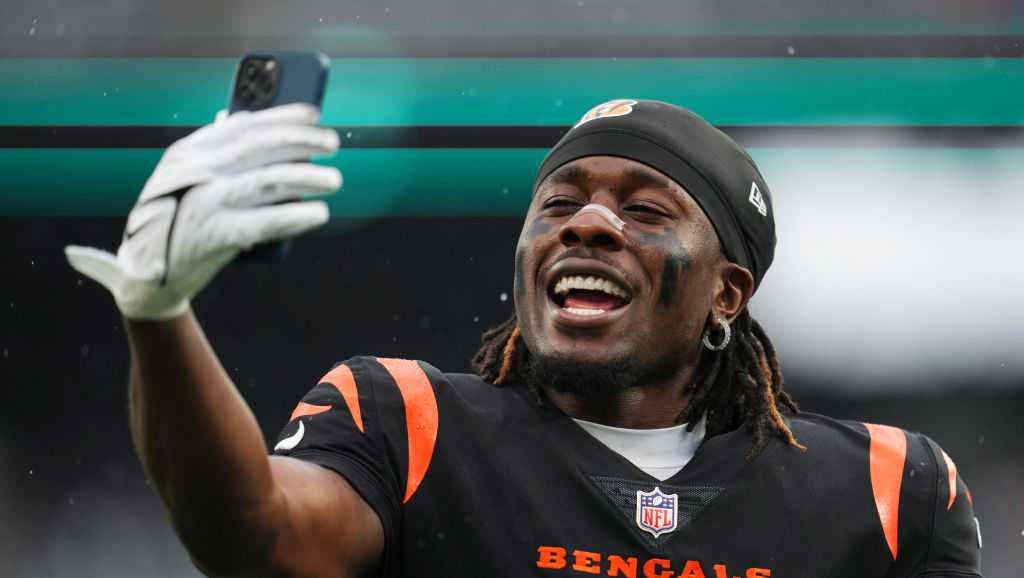 Bengals CB Chidobe Awuzie out for the season with knee injury, according to  report 