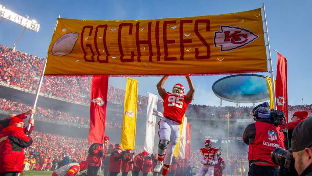 Chiefs' Jones doesn't believe he's a distraction: I just want a raise