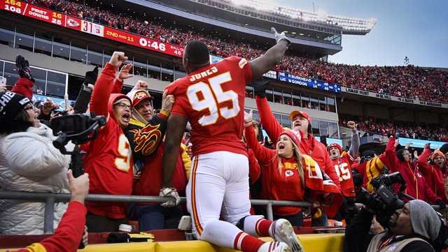 Chiefs' Chris Jones sends Twitter into tizzy over bottle moment