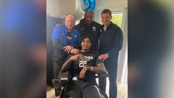 Mark Stoops delivers game ball from Cats' win over Mississippi State to ...