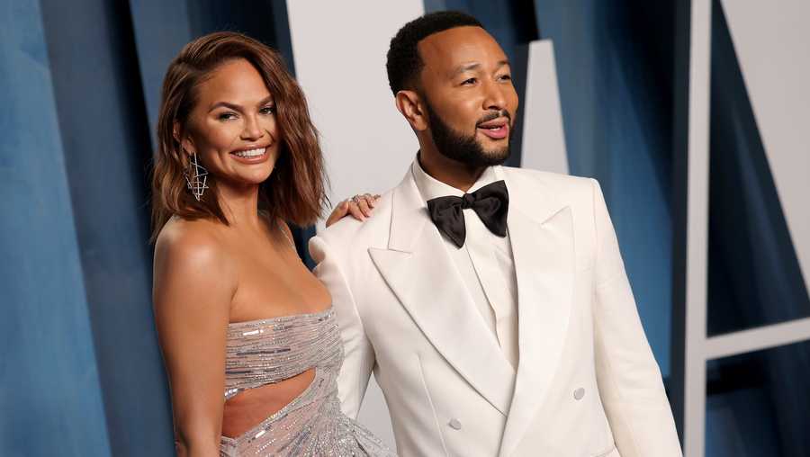 BEVERLY HILLS, CALIFORNIA - MARCH 27: (L-R) Chrissy Teigen and John Legend attend the 2022 Vanity Fair Oscar Party Hosted By Radhika Jones at Wallis Annenberg Center for the Performing Arts on March 27, 2022 in Beverly Hills, California.