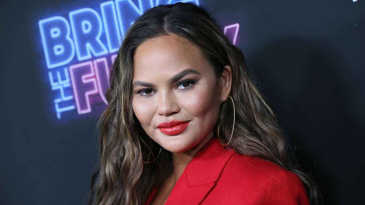 Chrissy Teigen Apologizes For Past Bullying Twitter Comments