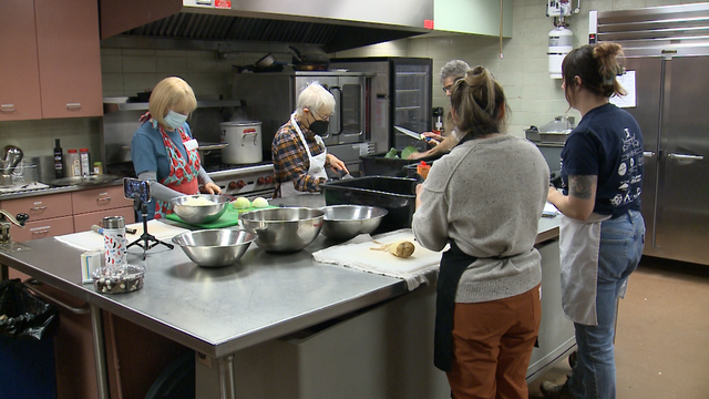 Volunteers with Jewish social justice group make Christmas Eve meal for those in need - Vimarsana News