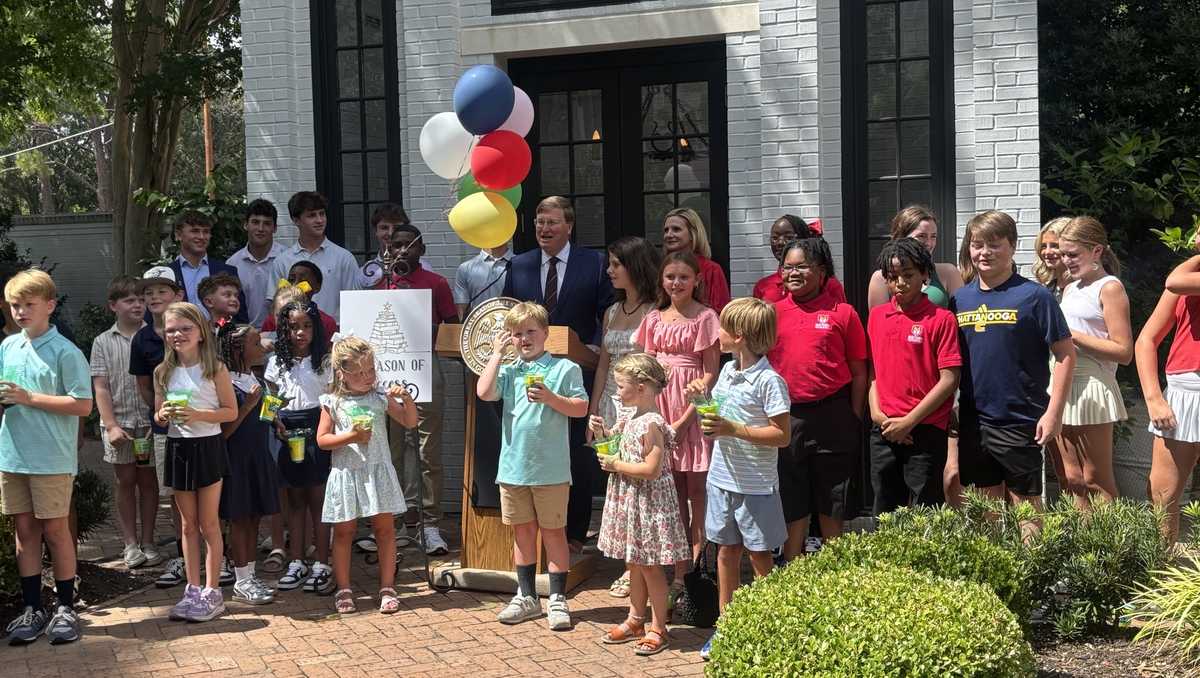 Governor and first lady reveal theme for annual 'Christmas at the Mansion'