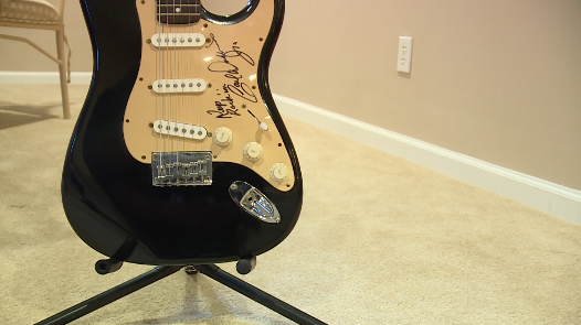 Daughter of late singer, songwriter finds guitar signed by father - Vimarsana News