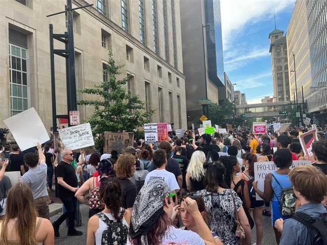 citizens&#x20;come&#x20;together&#x20;to&#x20;protest&#x20;overturning&#x20;of&#x20;roe&#x20;v.&#x20;wade
