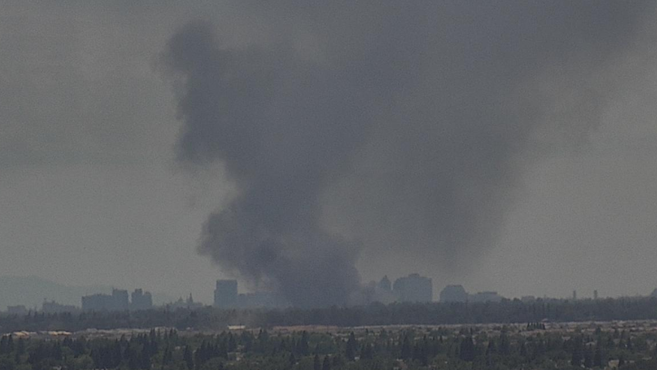 Sacramento fire burns multiple structures and vehicles, officials say ...