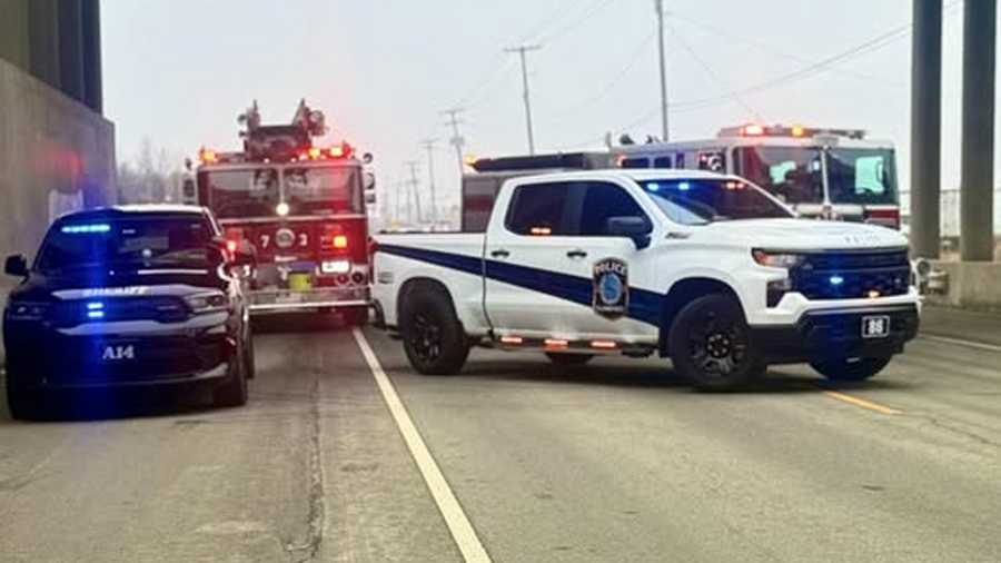 Two-vehicle crash shuts down US 31 in Clarksville - WLKY