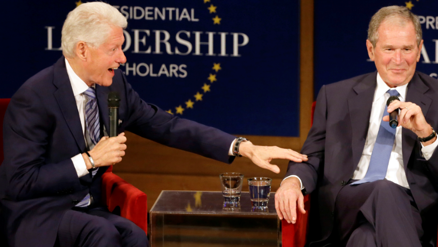 Bill Clinton’s photo at the George W. Bush Library is cracking up the ...