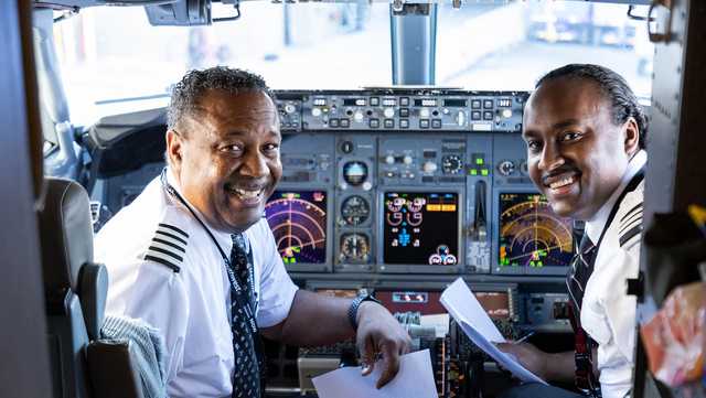 A kid posed with his pilot dad in an airplane. Almost 30 years later they recreated the photo - Vimarsana News