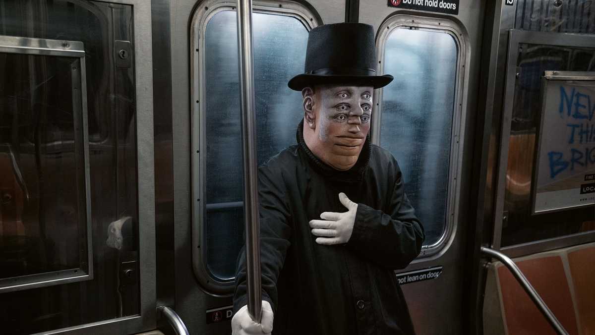 纽约地铁上的万圣节肖像是一次“奇幻之旅”