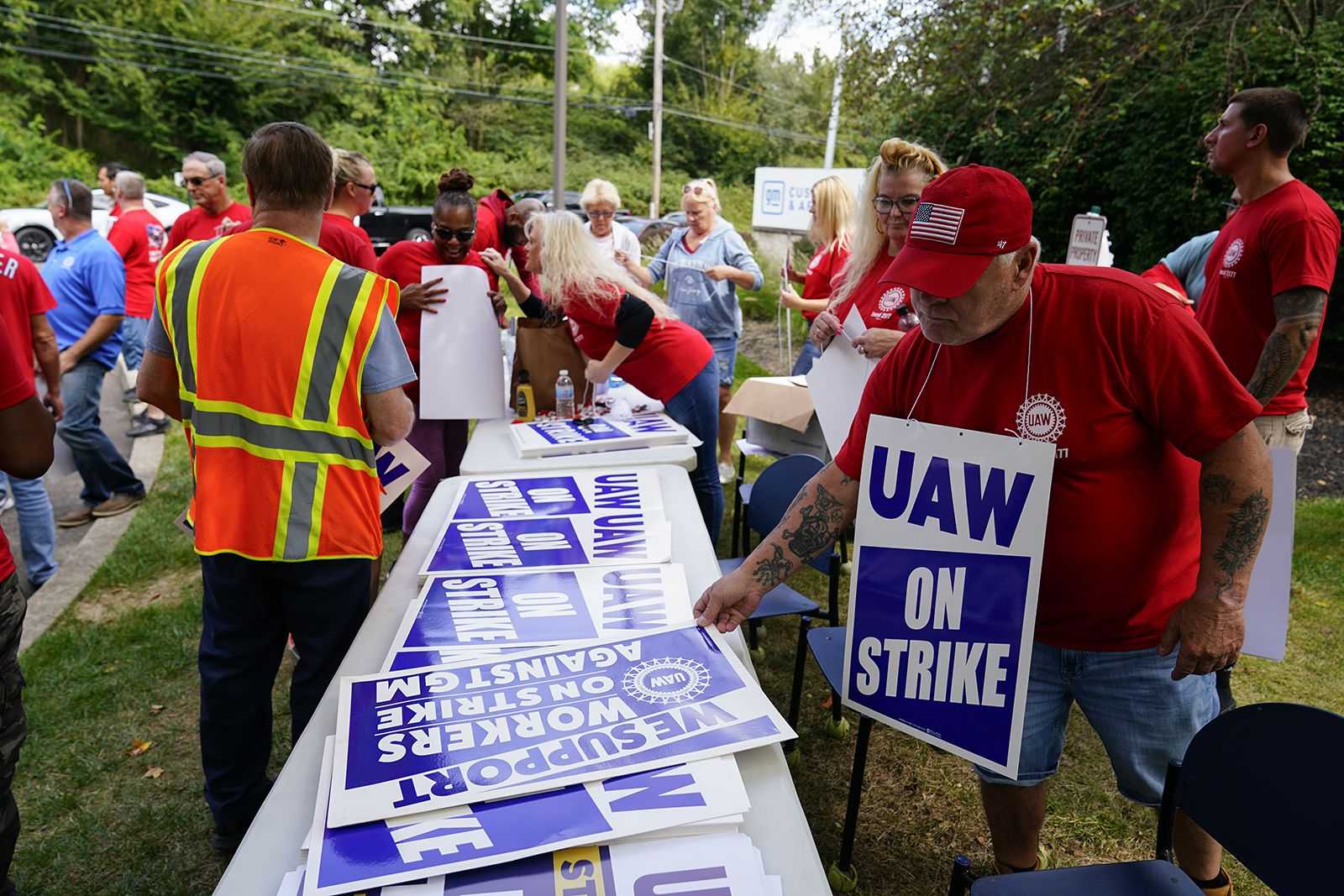 Biden To Walk The Picket Line In Michigan To Support UAW Strikers   Cnn L19jb21wb25lbnrzl2ltywdll2luc3rhbmnlcy9jbg9uzs10ahvtym5hawwty2rmotc3zmq4zduymjljywewotg0zmq2mza2y2y2mdk L19wywdlcy9oxziyowq5ywi0zdniyji5nzllnjuynwq3ymfmmtllzwi2 Jpg 650f625d9f42b 