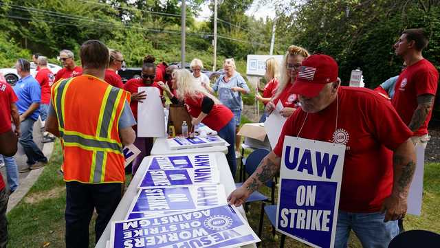 Biden to walk the picket line in Michigan to support UAW strikers - Vimarsana News