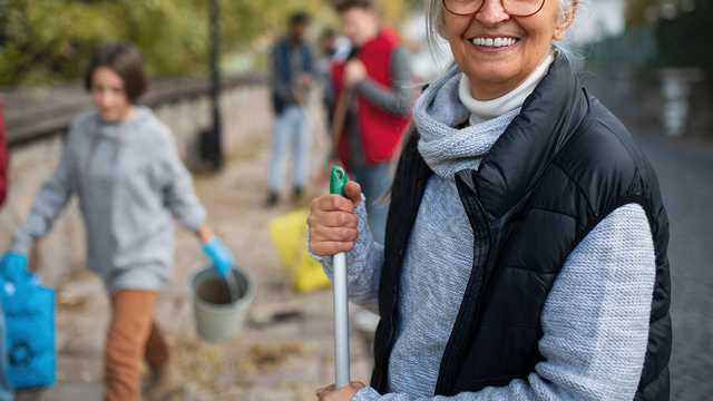 Volunteering in late life may protect the brain, research finds - Vimarsana News