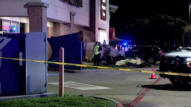 Pilot killed in small plane crash into Texas shopping center parking lot - Vimarsana News