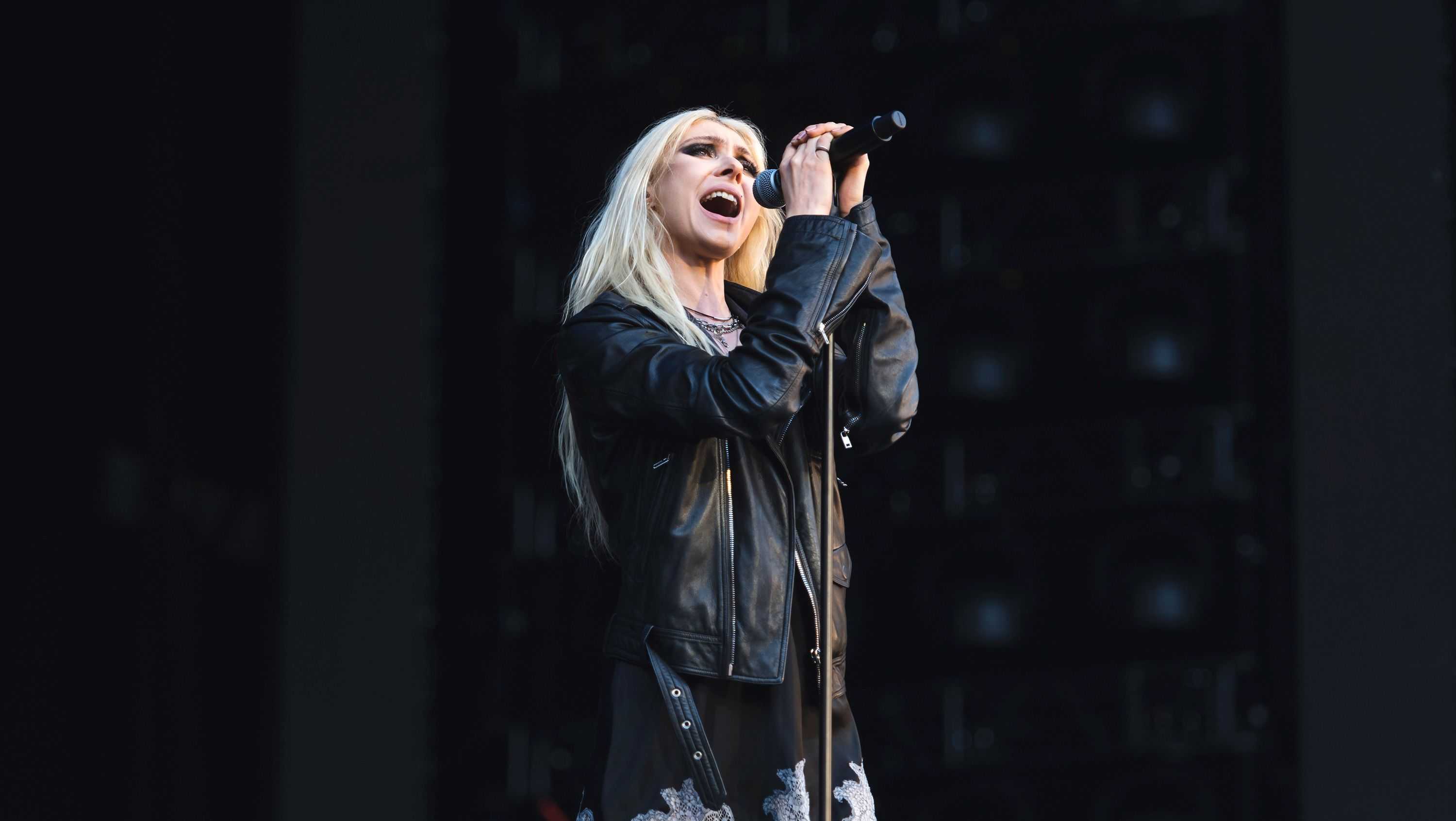 Singer Taylor Momsen bit by a bat while performing on stage - Vimarsana News