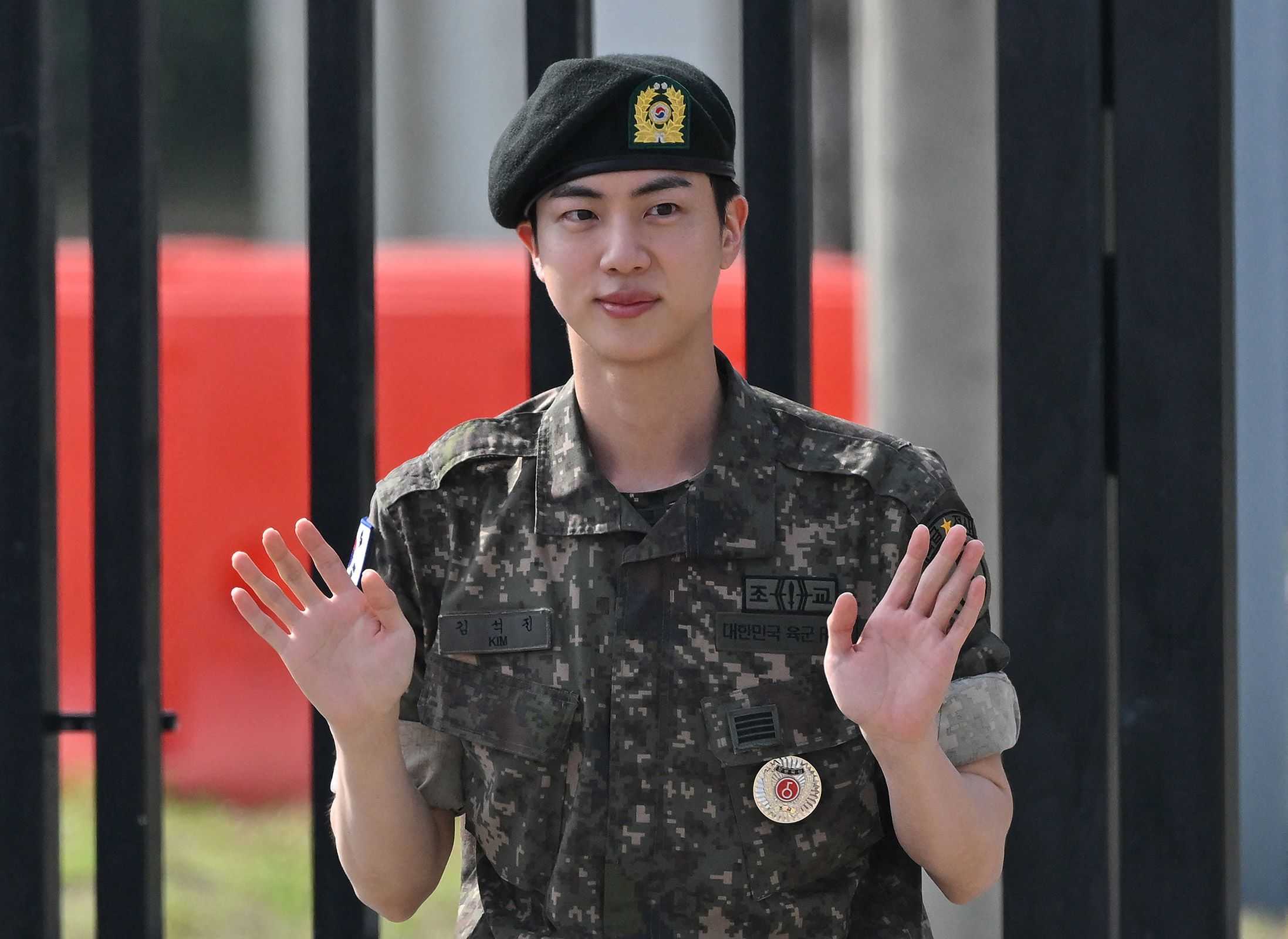 K-pop star hugs 1,000 fans after completing mandatory military service