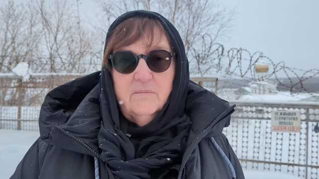 Mother of Kremlin critic Navalny says she's resisting pressure to agree to secret burial - Vimarsana News