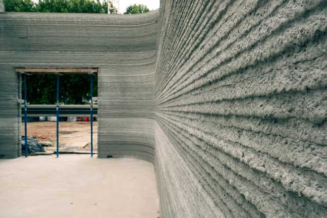 The&#x20;concrete&#x20;walls&#x20;were&#x20;built,&#x20;layer&#x20;by&#x20;layer,&#x20;in&#x20;just&#x20;40&#x20;hours.&#x20;Construction&#x20;was&#x20;spread&#x20;out&#x20;over&#x20;the&#x20;course&#x20;of&#x20;six&#x20;weeks&#x20;to&#x20;allow&#x20;for&#x20;training&#x20;sessions&#x20;on&#x20;how&#x20;to&#x20;use&#x20;the&#x20;equipment.