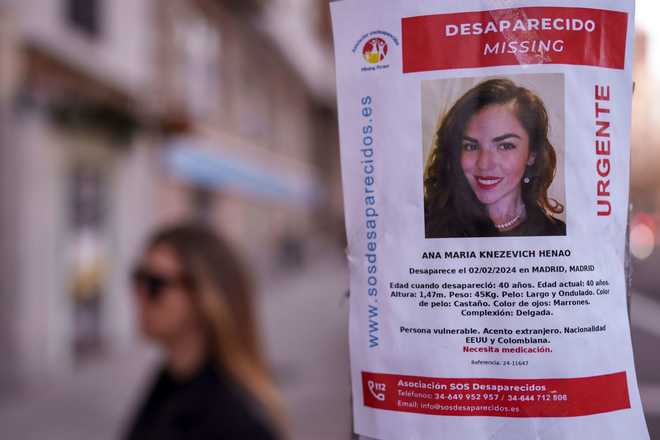 Un poster mostra Ana María Knezevich Henao, 40 anni, scomparsa a Madrid a febbraio.