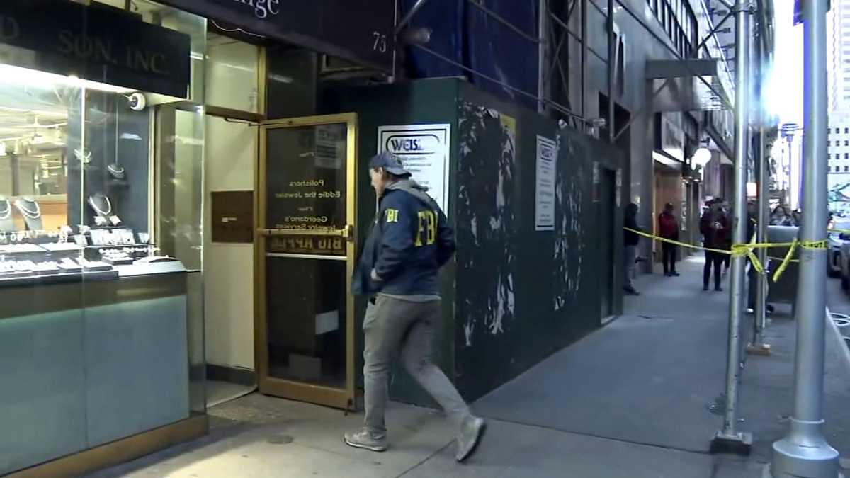 FBI raids NYC pawn shop in fencing bust