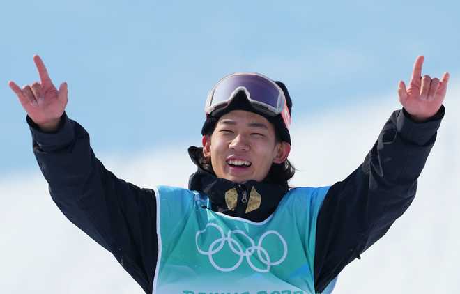 Su&#x20;Yiming&#x20;gestures&#x20;to&#x20;the&#x20;home&#x20;crowd&#x20;as&#x20;he&#x20;celebrates&#x20;on&#x20;the&#x20;Olympic&#x20;podium&#x20;in&#x20;2022.
