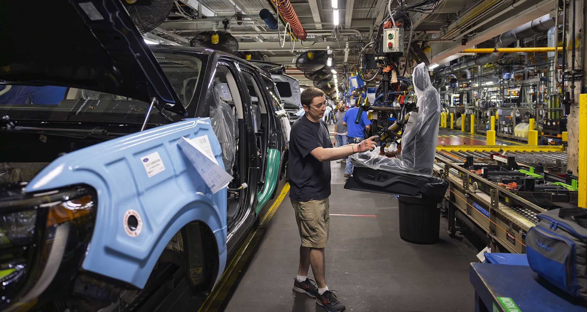 <a href="https://www.kmbc.com/article/ford-extends-employee-pricing-auto-tariffs/64636622" target="_blank">Ford extends employee pricing as tariffs shake auto industry</a>