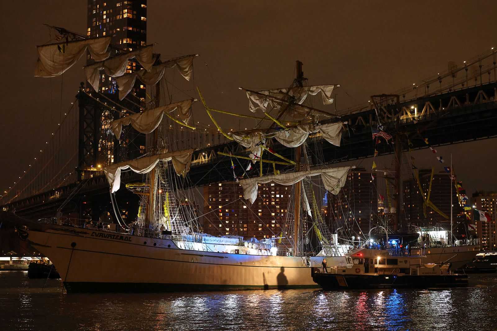 Eyewitness Accounts from the Brooklyn Bridge Ship Crash Involving Mexican Navy