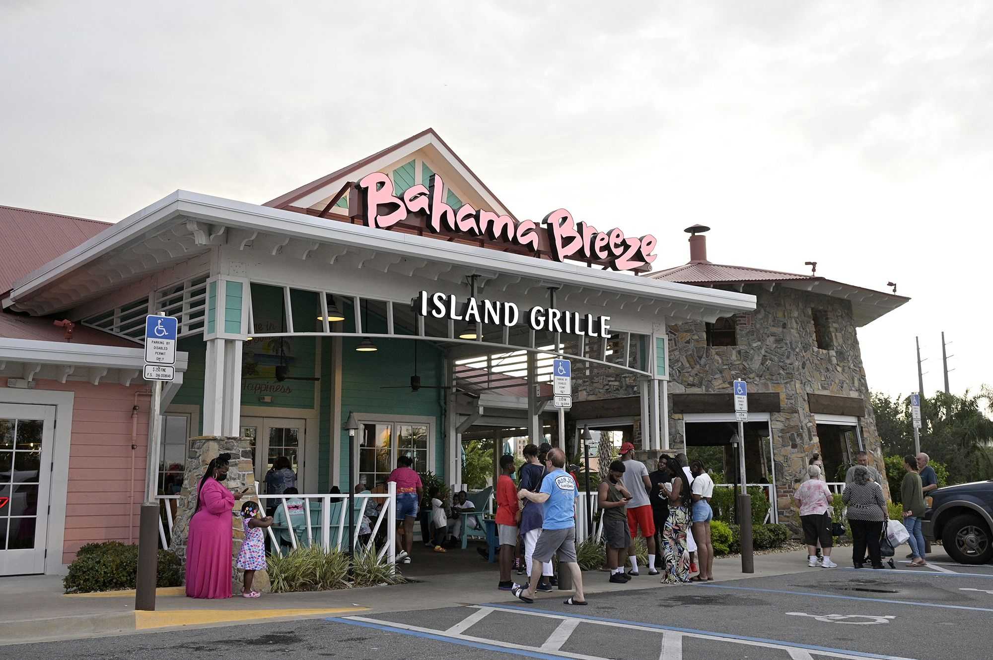 Bahama Breeze is closing all of its restaurants