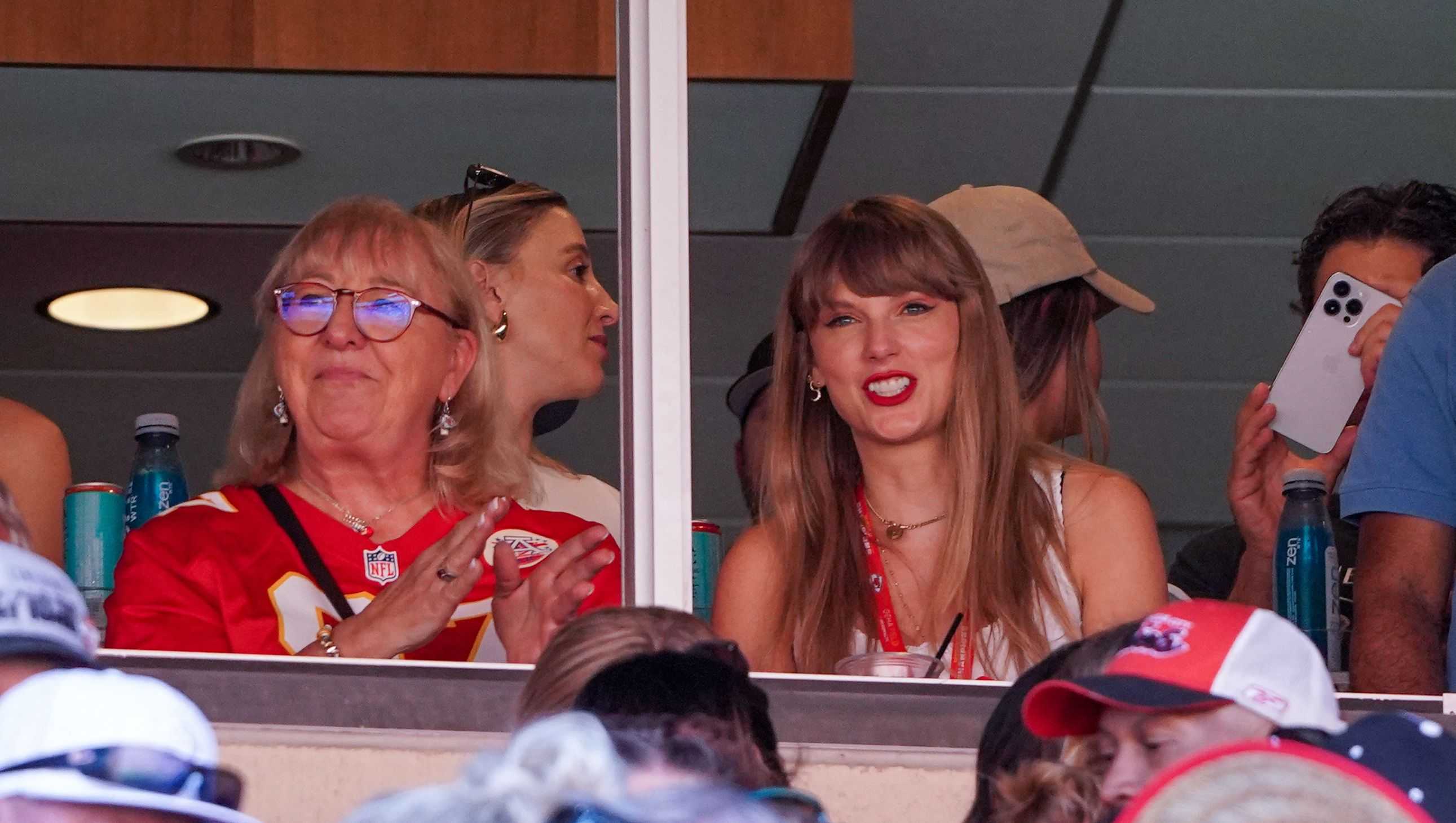 Taylor Swift and Travis Kelce: How friendship bracelet linked them - Vimarsana News