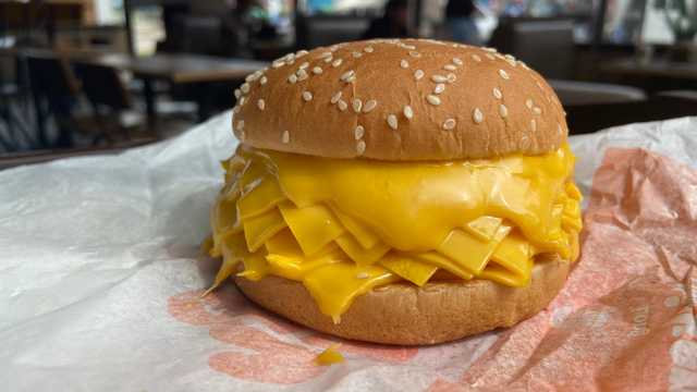 'Too much': Burger King's new offering in Thailand has no meat and 20 slices of cheese - Vimarsana News
