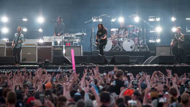 Foo Fighters kick off first tour without late drummer, thank fans - Vimarsana News