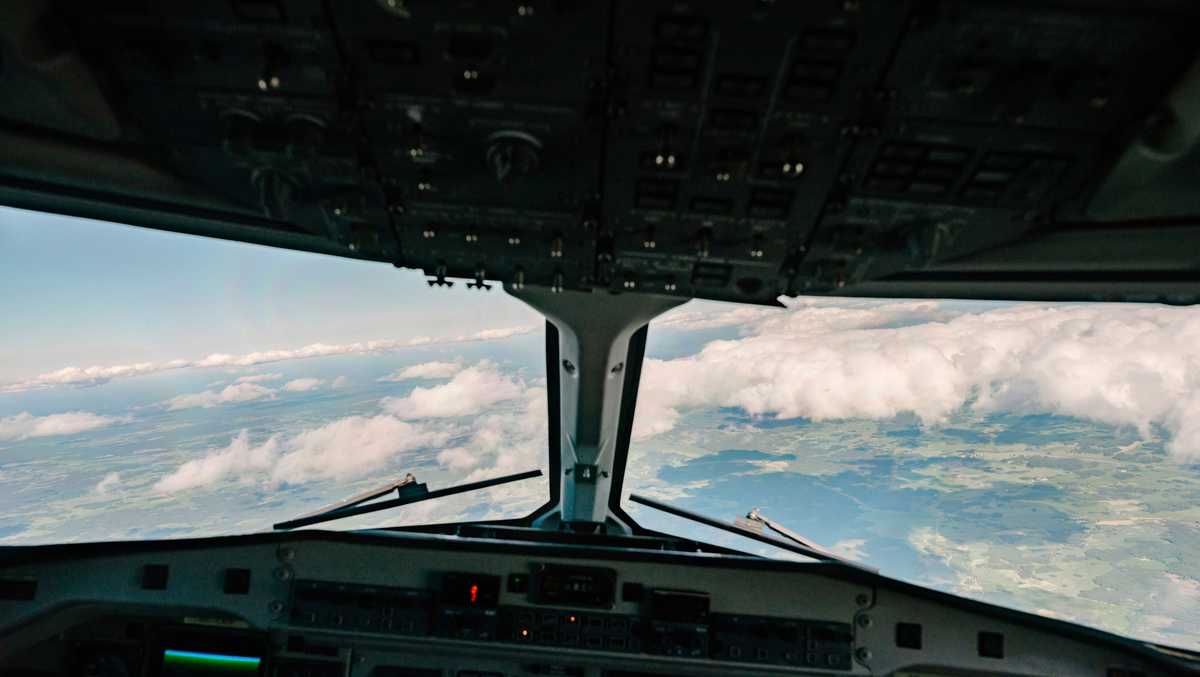 Co Pilot Sucked Halfway Out Of Airplane When Cockpit Window Cracks Over China 6106