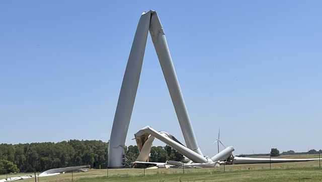 Wind turbine collapses in Major County, Oklahoma