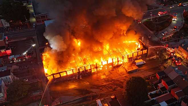 Fotografía de dron de un incendio comercial en Columbia, condado de Lancaster.