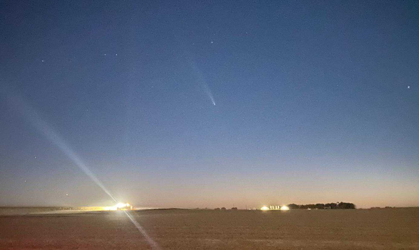 Photos: Iowans snap once-in-a-lifetime photos of Comet Tsuchinshan