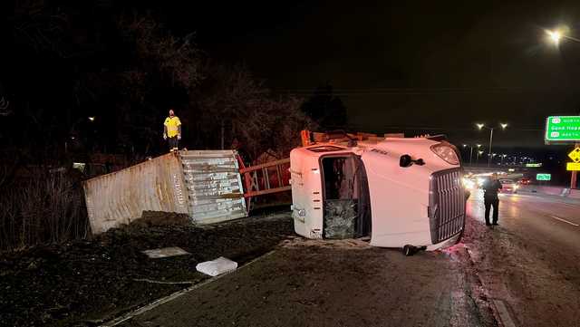 Truck carrying 40,000 pounds of corn overturns on I-41 southbound - Vimarsana News