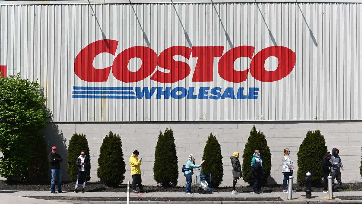 Costco's food courts have a cult following. Now they're making a comeback