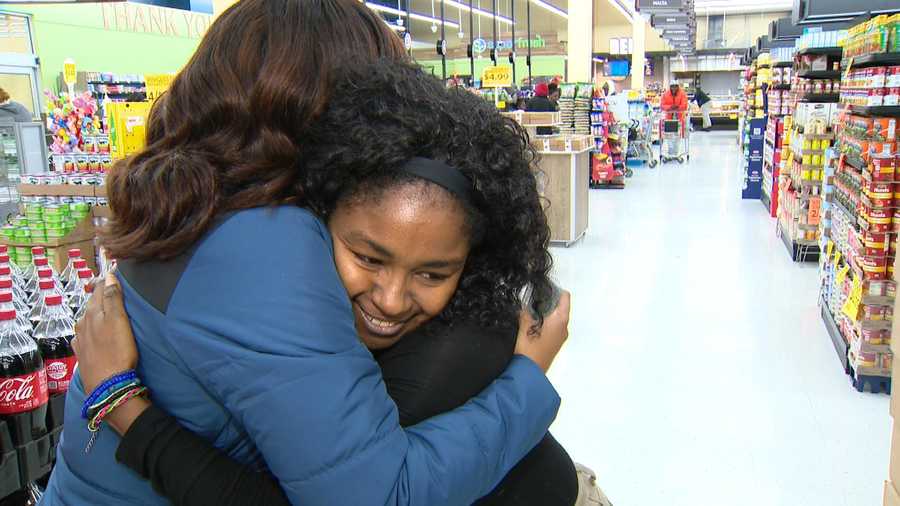 Grocery shoppers receive gift cards for Thanksgiving meals