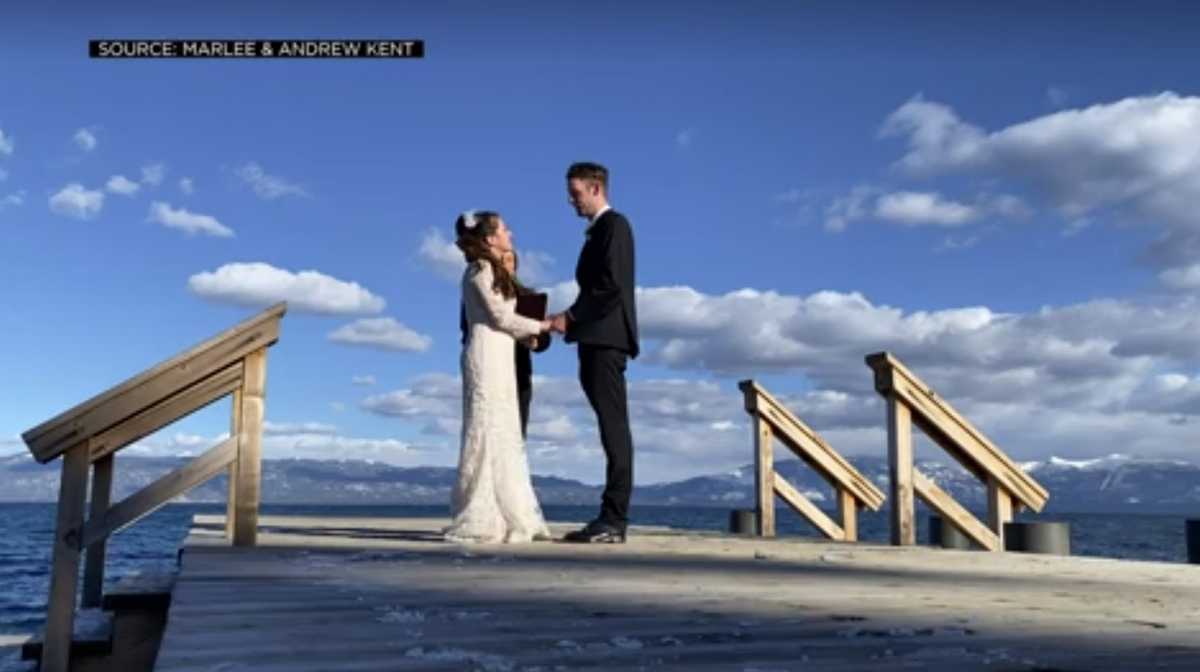 Groom accidentally drops ring into lake during wedding ceremony, video(02)